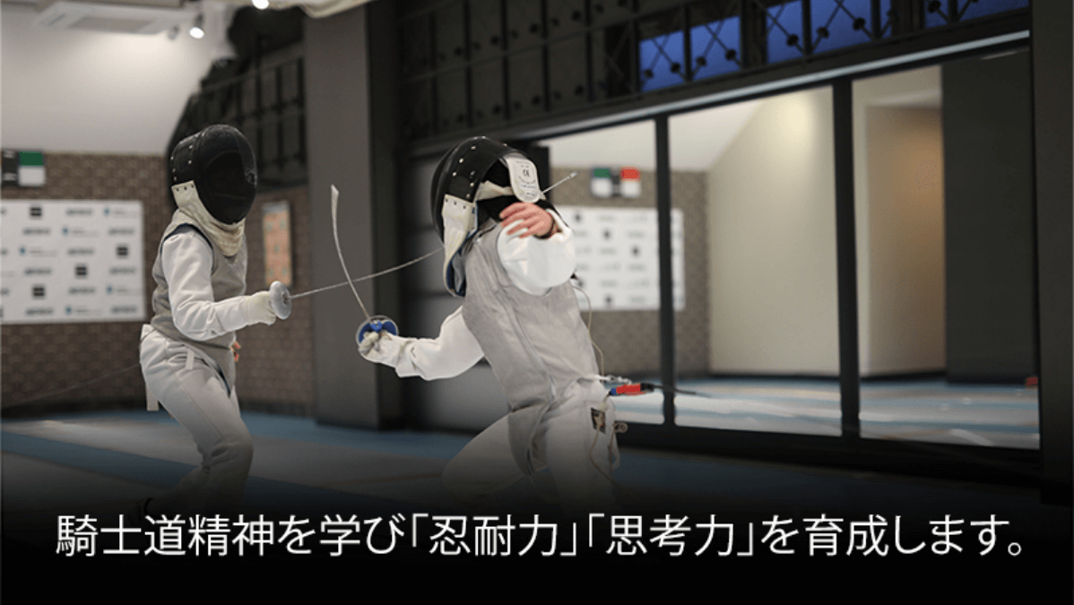 真剣に競技中のフェンシング選手二人